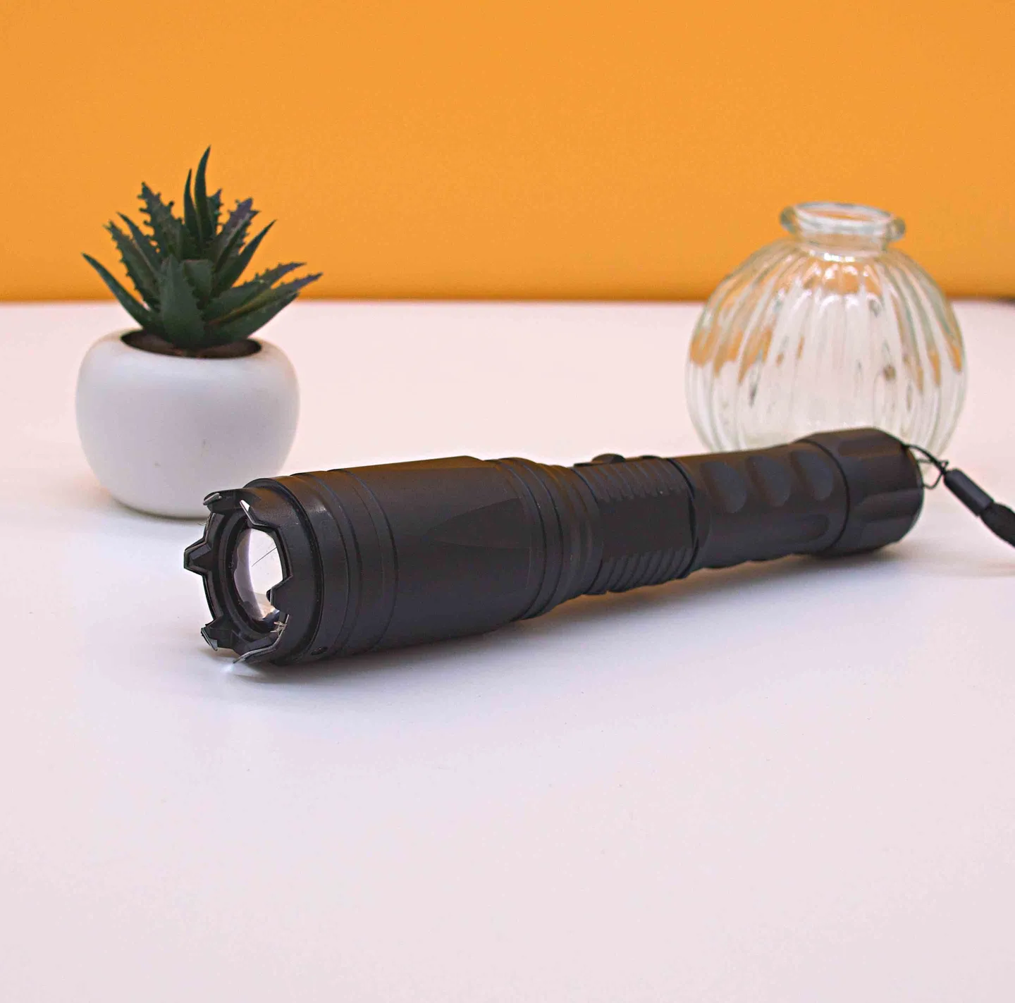 Elektroschocker & Taser - Zoombare Taschenlampe mit Elektroschocker und 8.000.000 Volt Glasbrecher