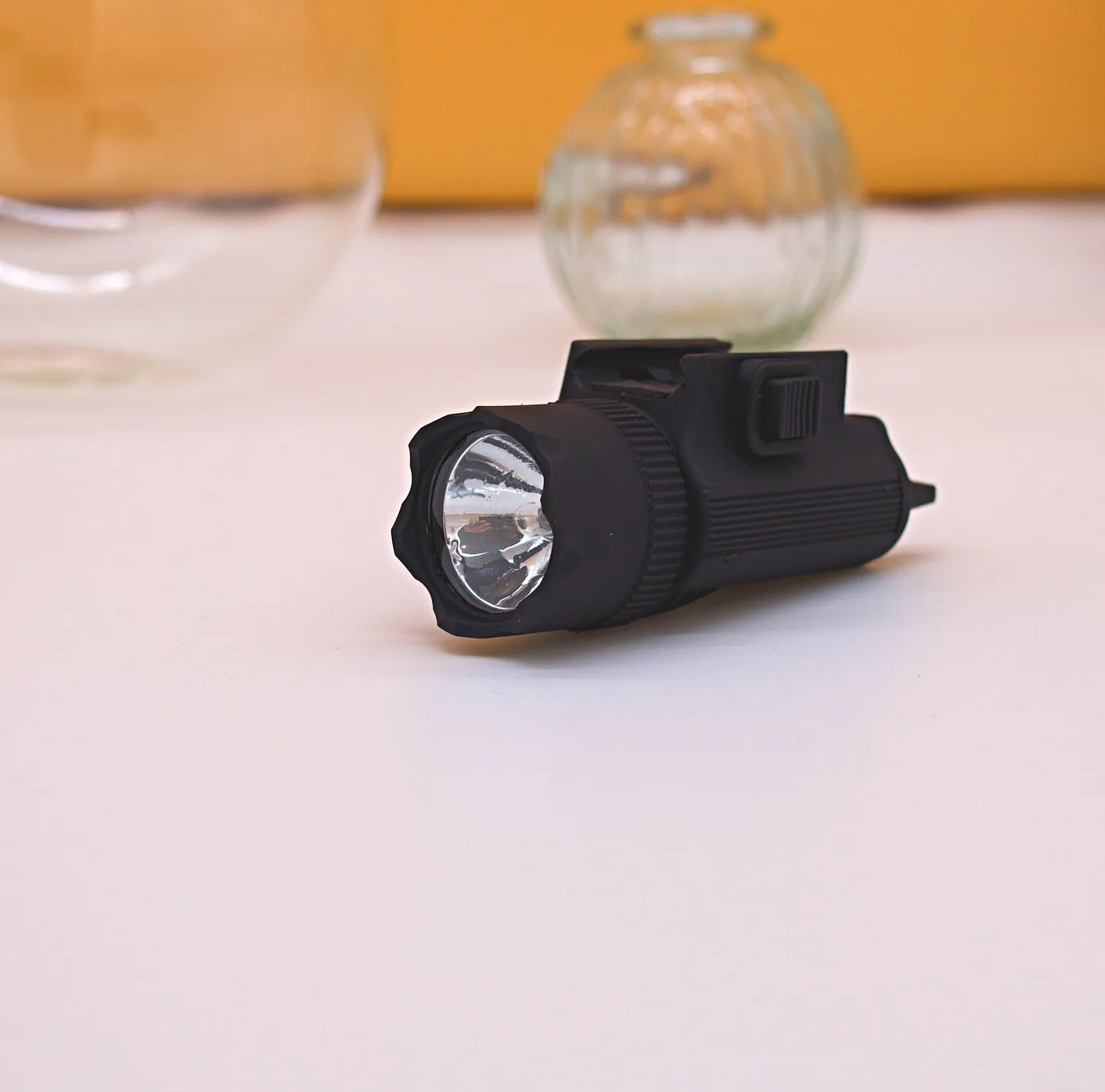 Zubehör und Ausrüstung - Taktische Super Xenon Taschenlampe: Das wesentliche Werkzeug zur Erkennung potenzieller Bedrohungen.