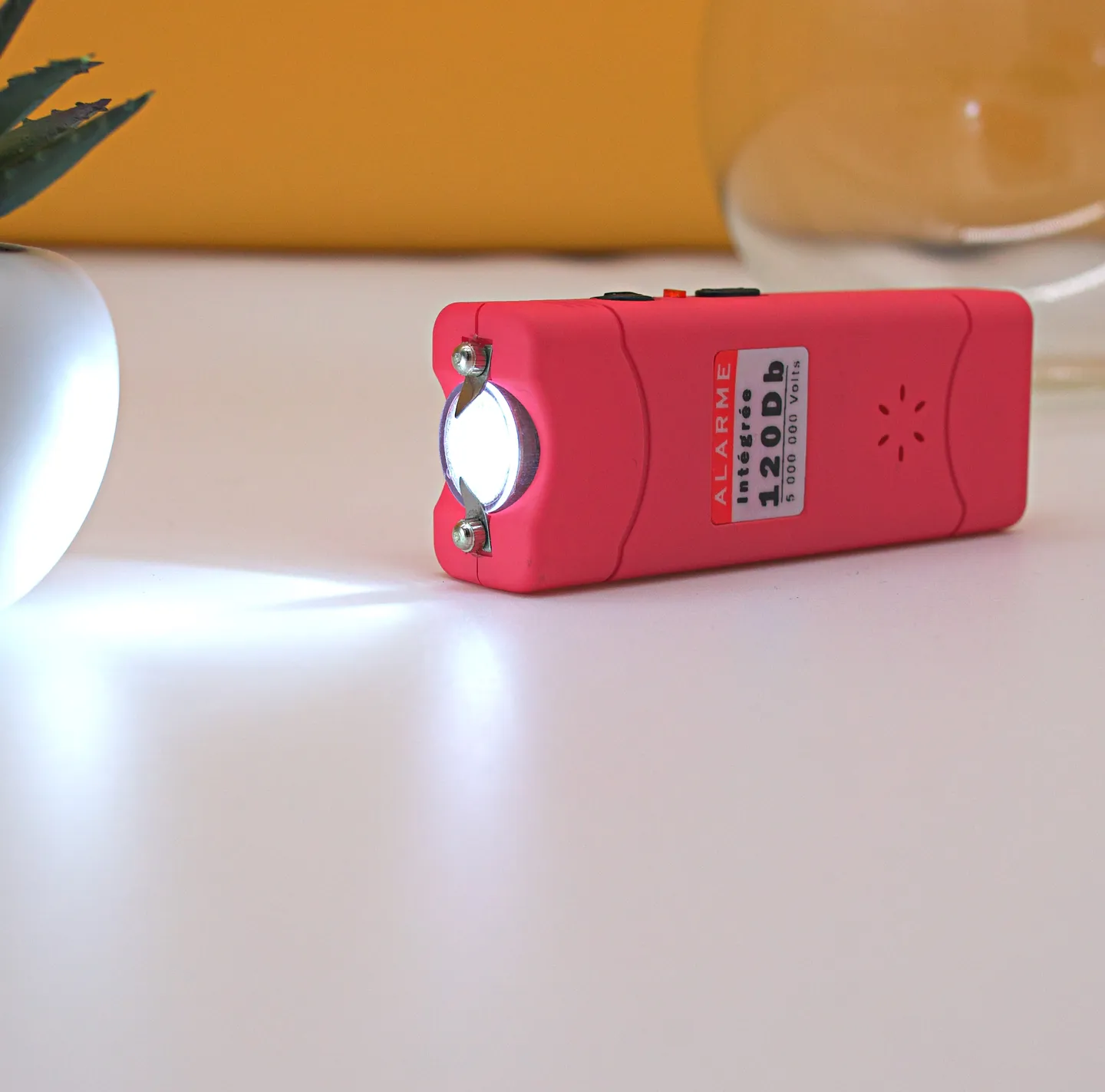 Elektroschocker & Taser - Der rosa Taschenschreck mit integriertem Alarm