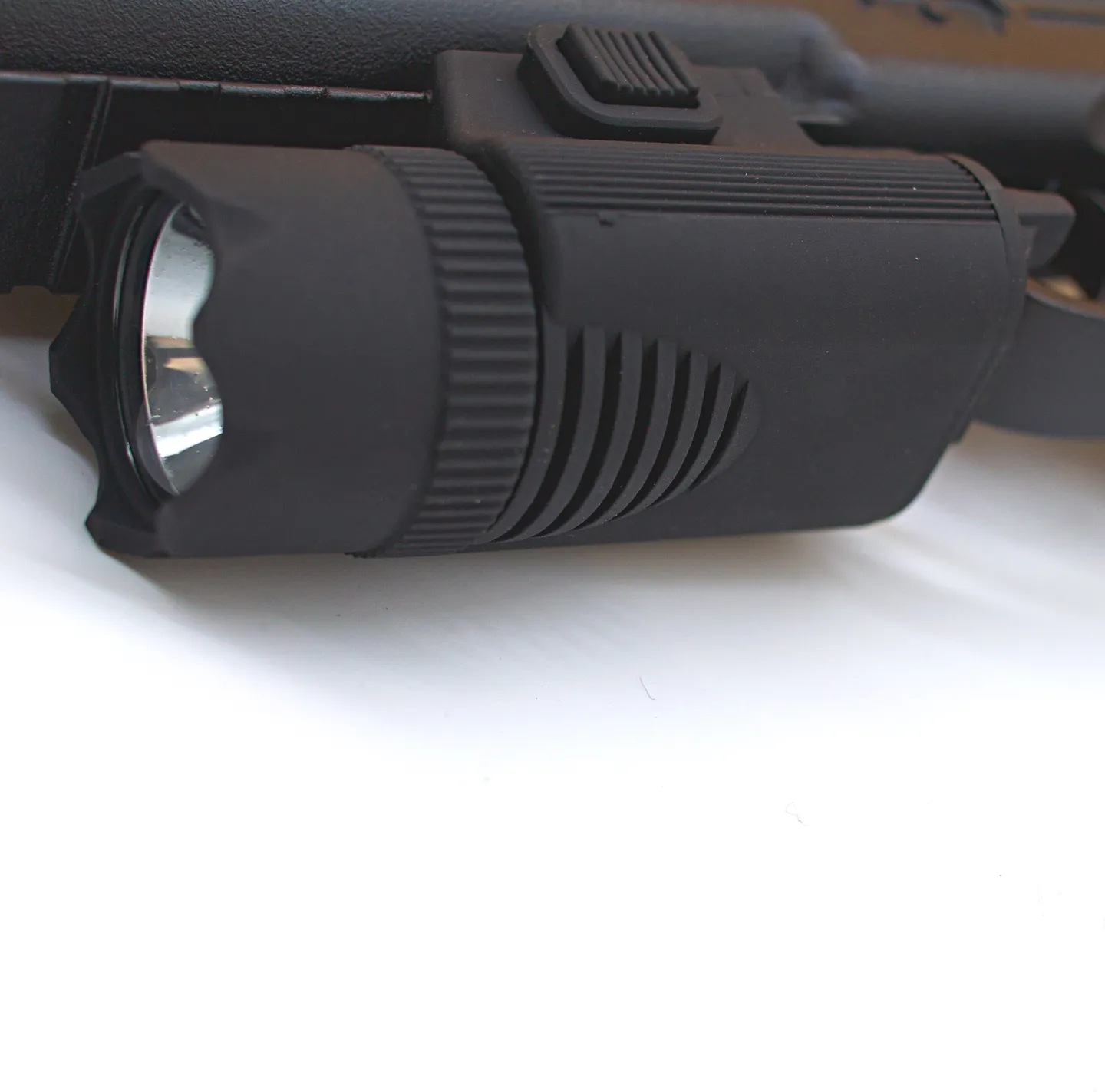 Zubehör und Ausrüstung - Taktische Super Xenon Taschenlampe: Das wesentliche Werkzeug zur Erkennung potenzieller Bedrohungen.