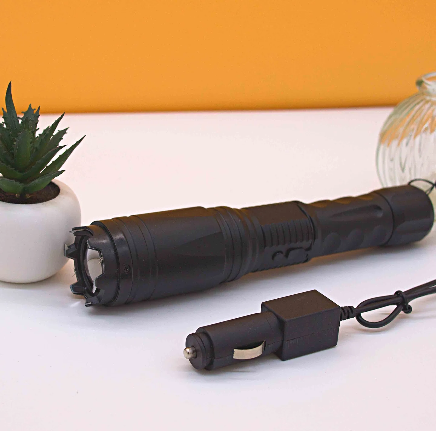 Elektroschocker & Taser - Zoombare Taschenlampe mit Elektroschocker und 8.000.000 Volt Glasbrecher